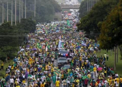 Lula y Flávio Bolsonaro lanzan su campaña electoral entre el desencanto de los brasileños